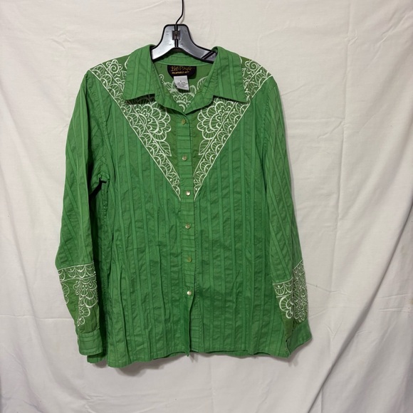 Bob Mackie Tops - Bob Mackie "Wearable Art" green 100% cotton embroidered button-front blouse